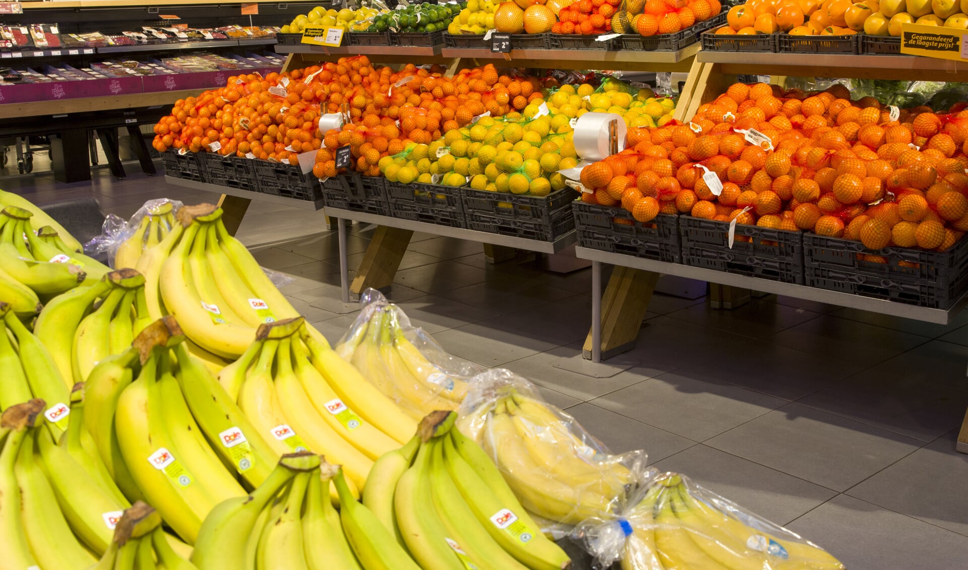 Supermarkten gaan meer maatregelen nemen om het virus tegen te gaan. 