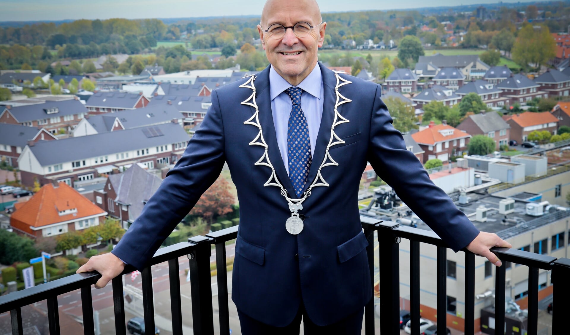 Burgemeester Van Rooij spreekt de inwoners van Meierijstad toe. 