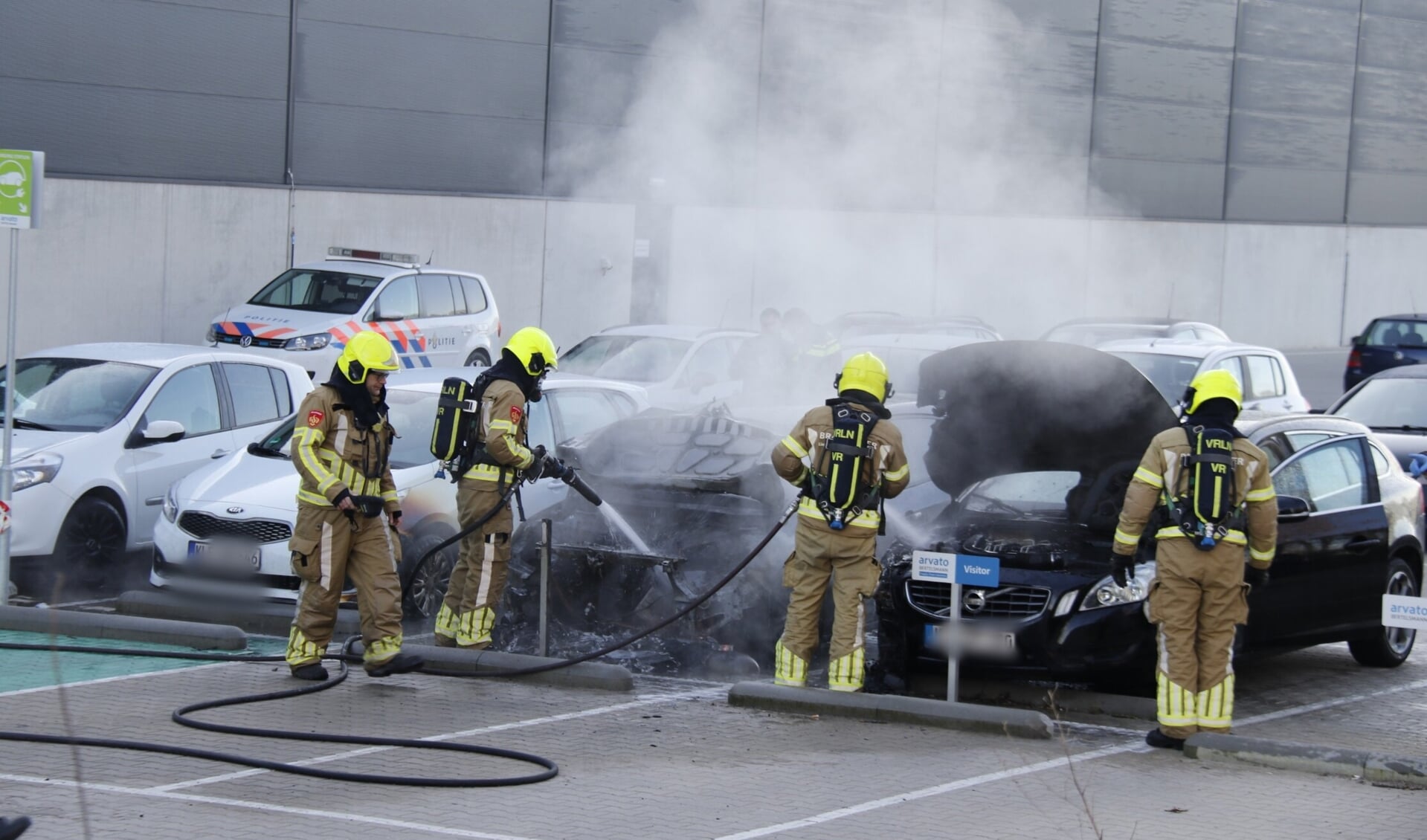 Bij de autobrand zijn meerdere auto's beschadigd.