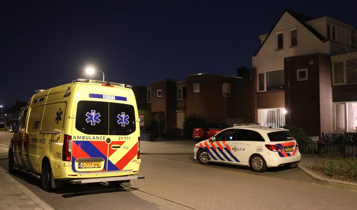Politie onderzoekt overval in woning Hertog Hendrik 1 straat. (Foto: Gabor Heeres, Foto Mallo)