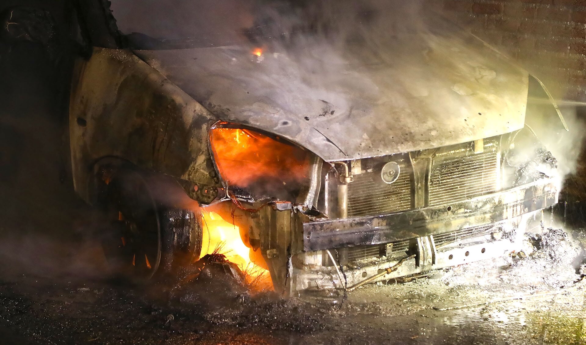 Auto uitgebrand aan Perzikhof in Oss. (Foto: Gabor Heeres, Foto Mallo)
