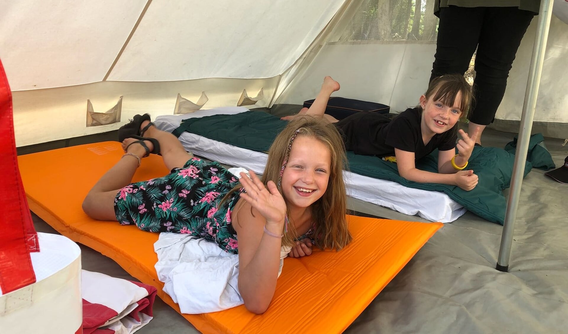 Esmee (links) en Sara (rechts) in de tent tijdens het zomerkamp van Jong Nederland Zijtaart. 