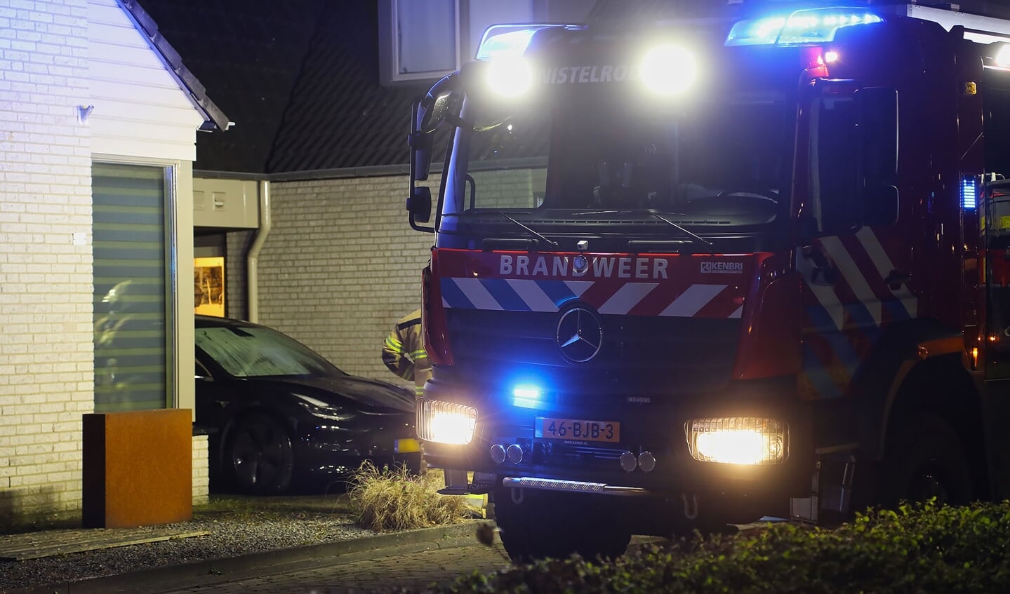 Tesla uitgebrand op oprit van Heesche woning. (Foto: Gabor Heeres, Foto Mallo)
