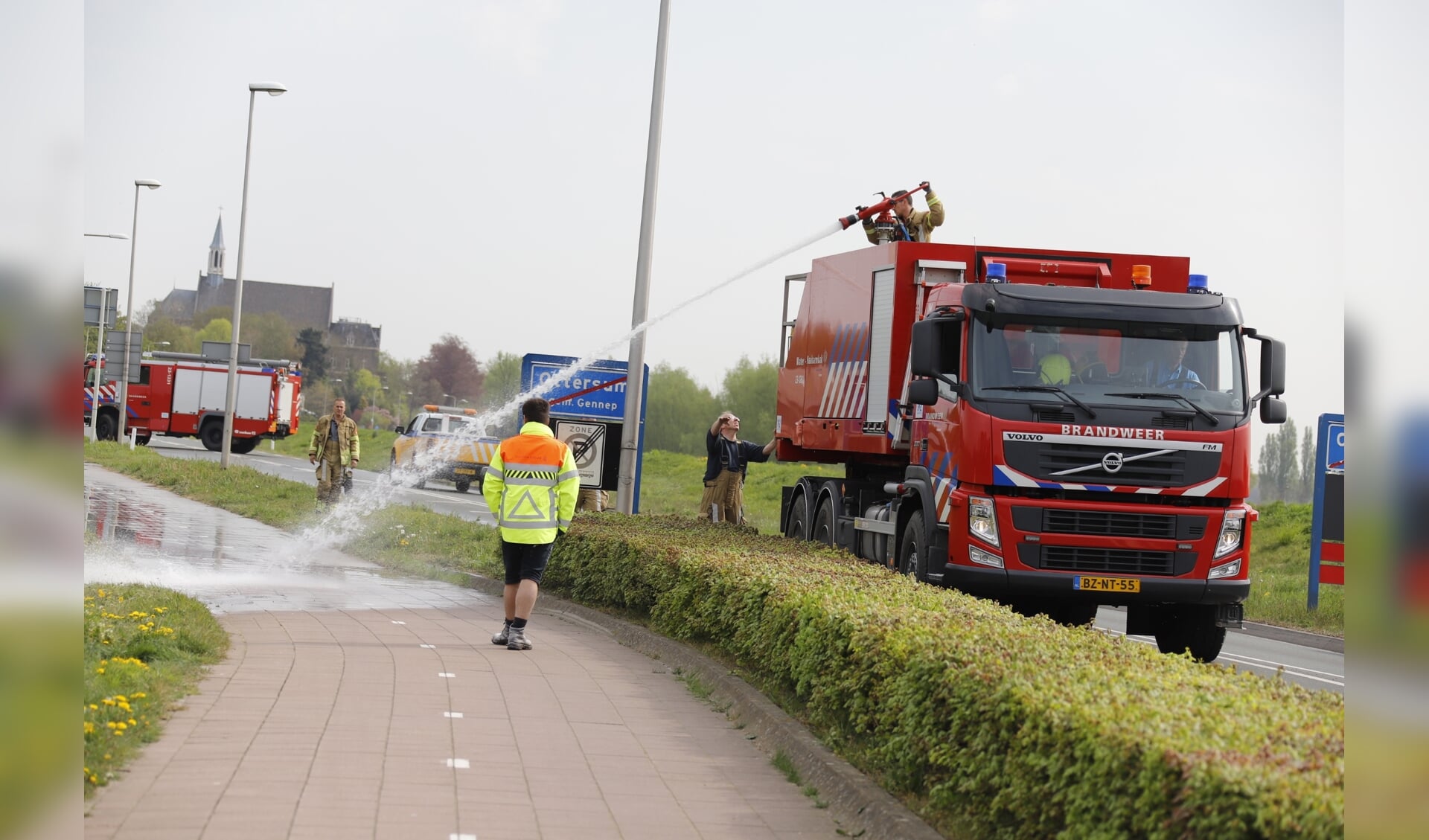 De brandweer moest er aan te pas komen om de weg weer schoon te spuiten.