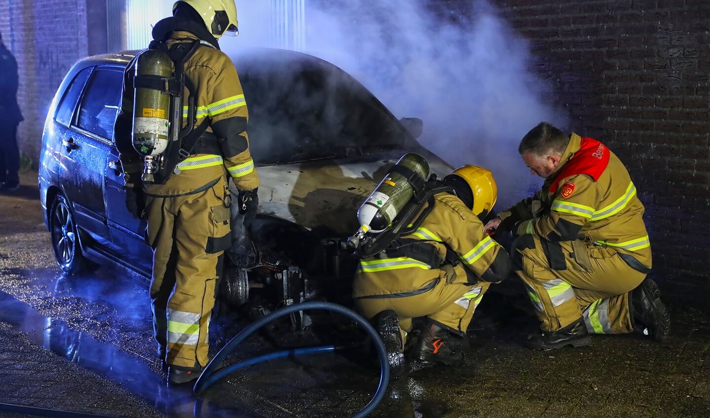 Auto uitgebrand aan Perzikhof in Oss. (Foto: Gabor Heeres, Foto Mallo)
