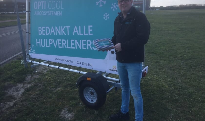 Marco Gommers trakteert namens OptiCool de zorgmedewerkers van het Maasziekenhuis op tompoucen