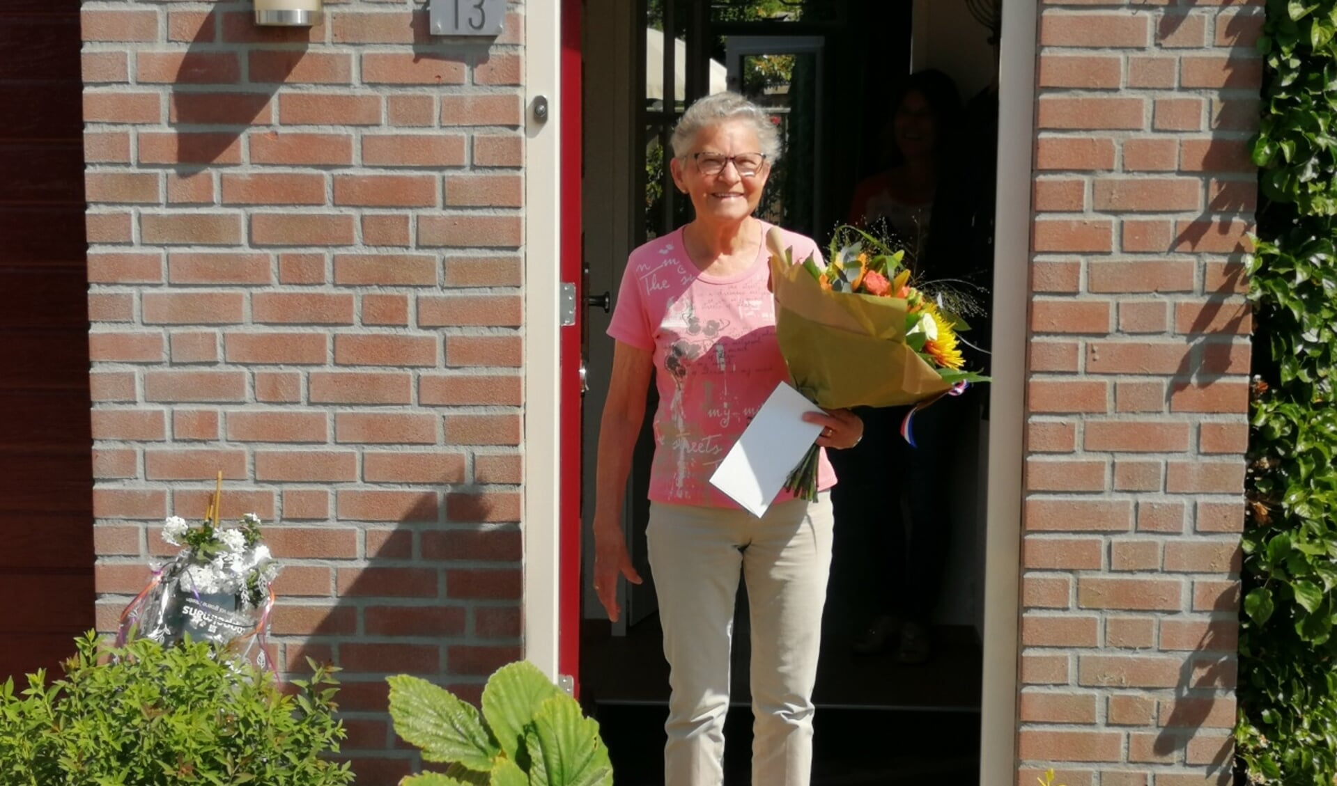 Riet Sanders-Megens werd verrast door burgemeester Wobine Buijs-Glaudemans.