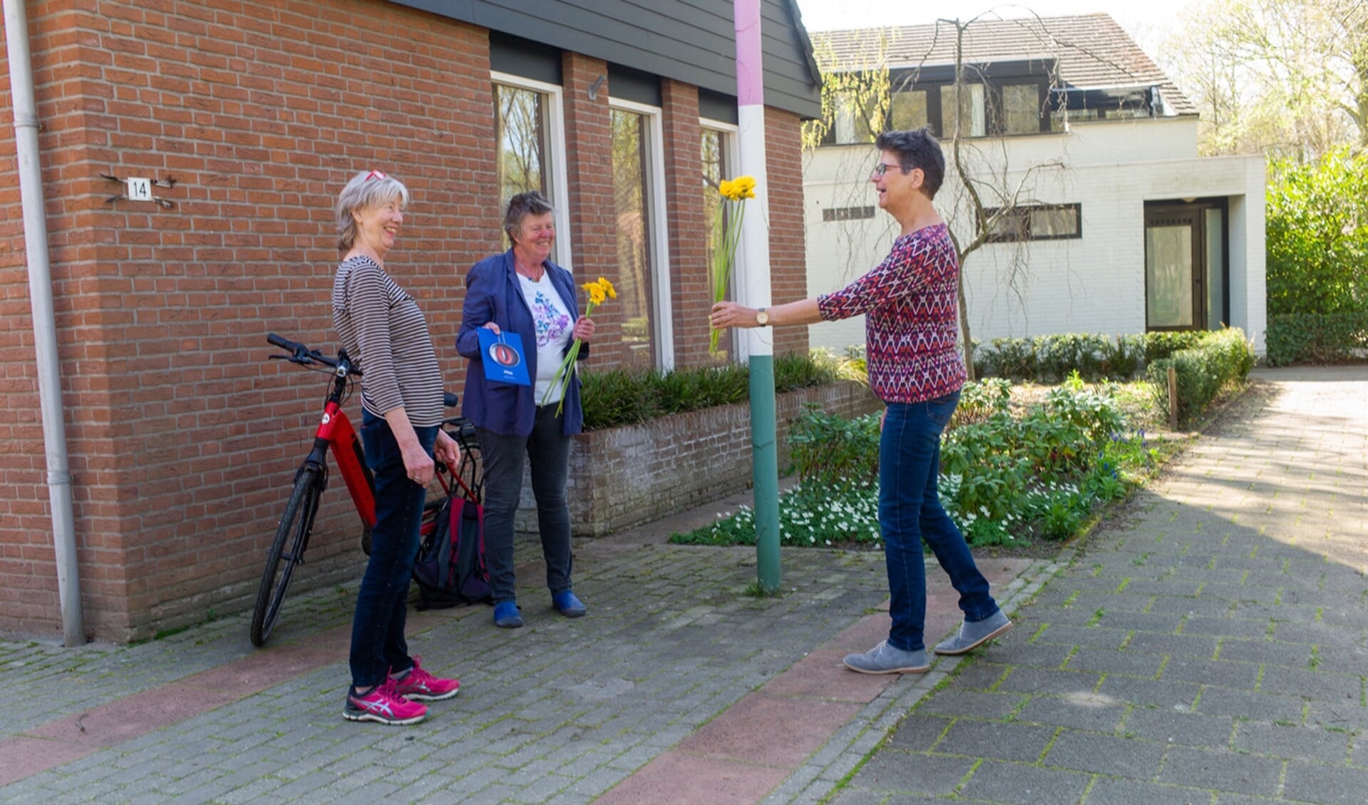 Toke den Biesen geestelijk verzorger BrabantZorg (rechts), Kitty Schaap voormalig stadsdichter van Oss (midden)  en Beppie Lotterman, voorzitter PPO Oss (links). Fotograaf Ton Lotterman