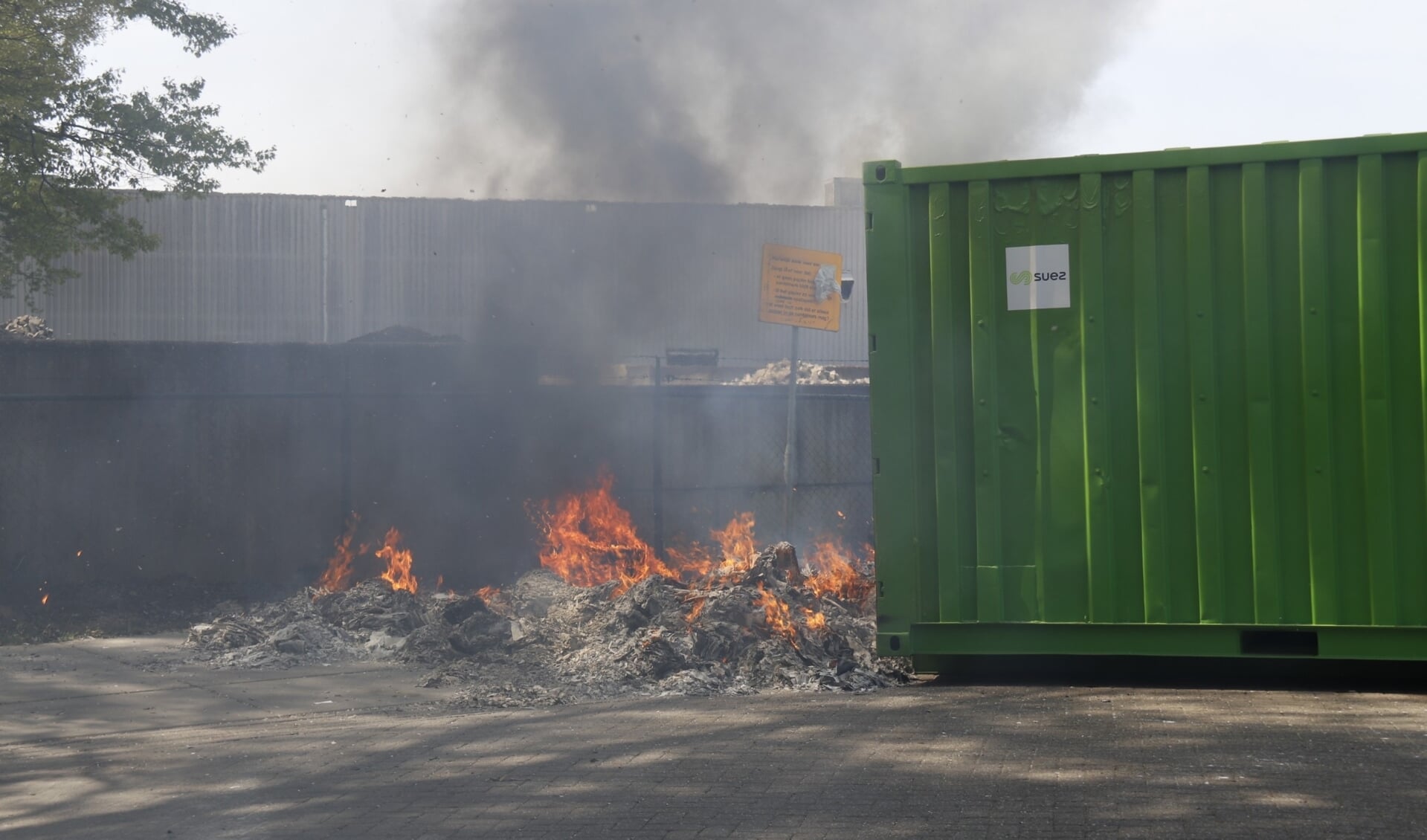 De brand in de papiercontainer was snel onder controle.