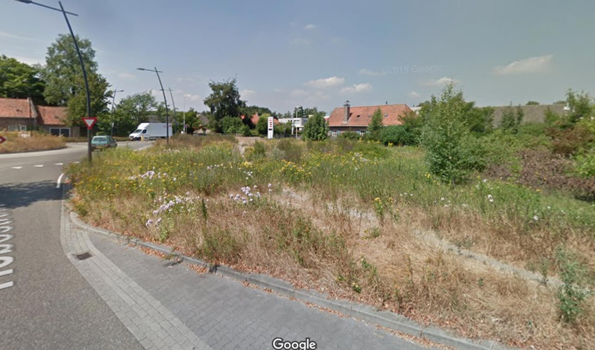 Op de Bitswijk grenst het aan het tankstation, op de Hobostraat grenst het aan de bushalte.
