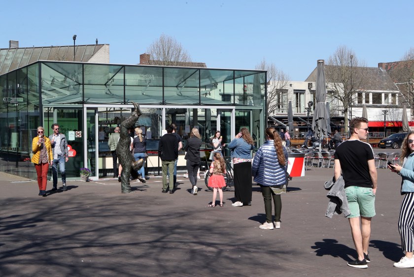 In de rij voor de ijssalon in het centrum van Oss. (Foto: Hans van der Poel)