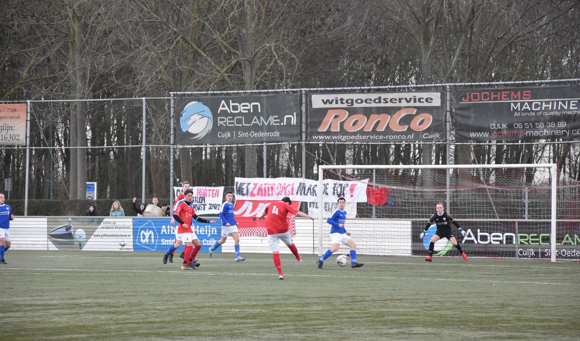 Het kunstgrasveld van JVC Cuijk is gedateerd en twee jaar geleden afgekeurd door de KNVB.