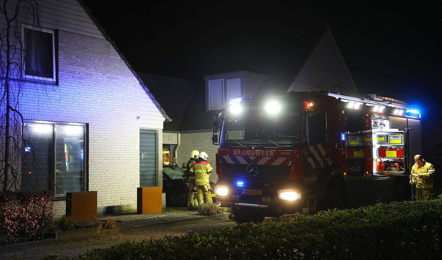 vTesla uitgebrand op oprit van Heesche woning. (Foto: Gabor Heeres, Foto Mallo)