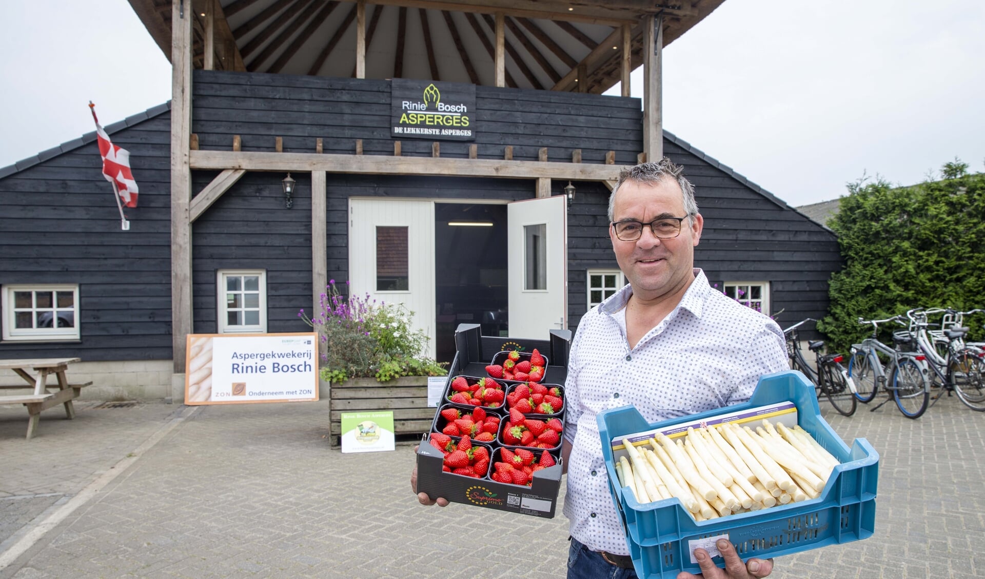 Rinie Bosch met zijn asperges en aardbeien in de hand. (foto: Ad van de Graaf)