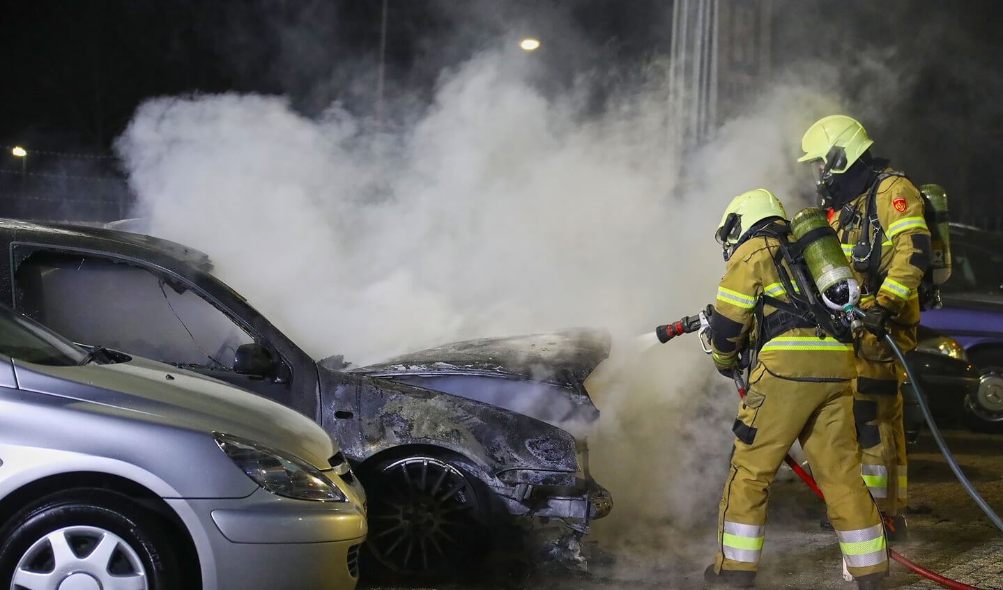 Auto's uitgebrand bij autobedrijf in Heesch. (Foto: Gabor Heeres, Foto Mallo)