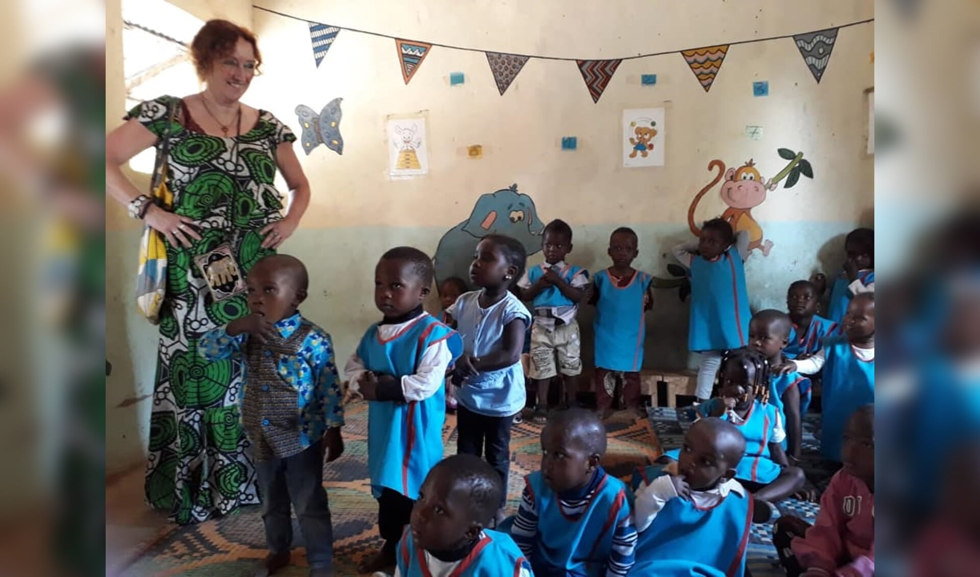 Carla Steenman in een Afrikaanse school.