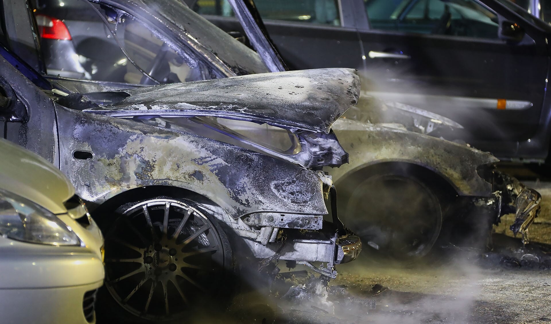 Auto's uitgebrand bij autobedrijf in Heesch. (Foto: Gabor Heeres, Foto Mallo)