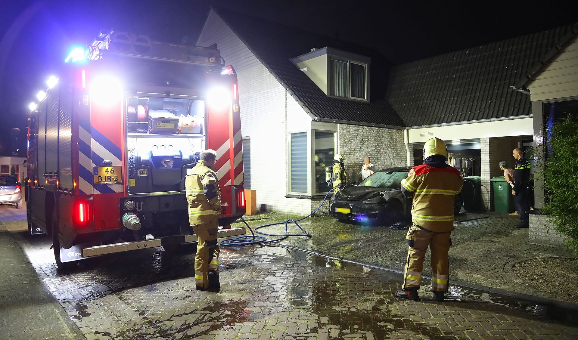 Tesla uitgebrand op oprit van Heesche woning. (Foto: Gabor Heeres, Foto Mallo)