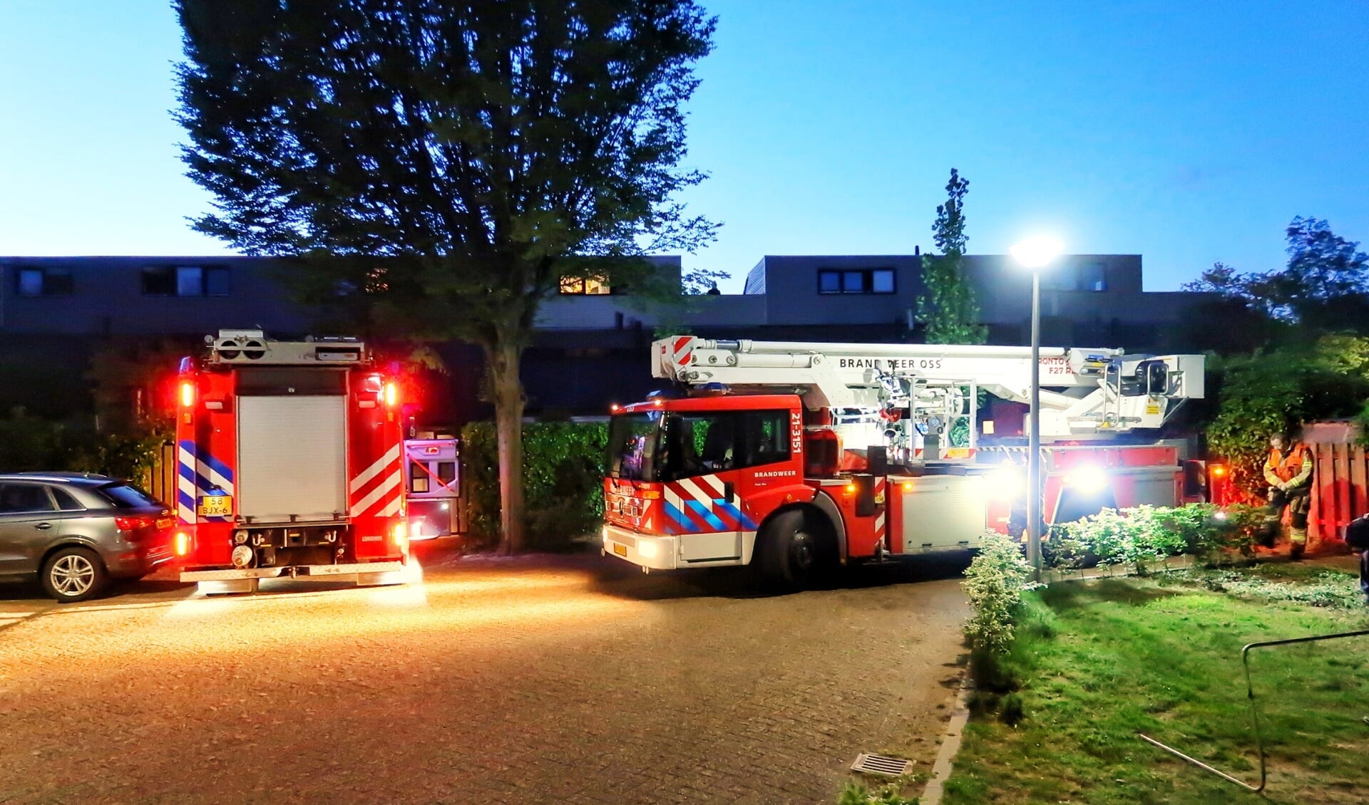 Brandweer opgeroepen voor schoorsteenbrand in Kasteleinstraat. (Foto Gabor Heeres, Foto Mallo)