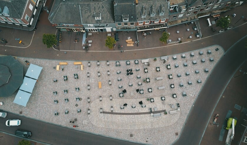 <p>De terrassen op de Markt in Veghel breed weggezet.</p>