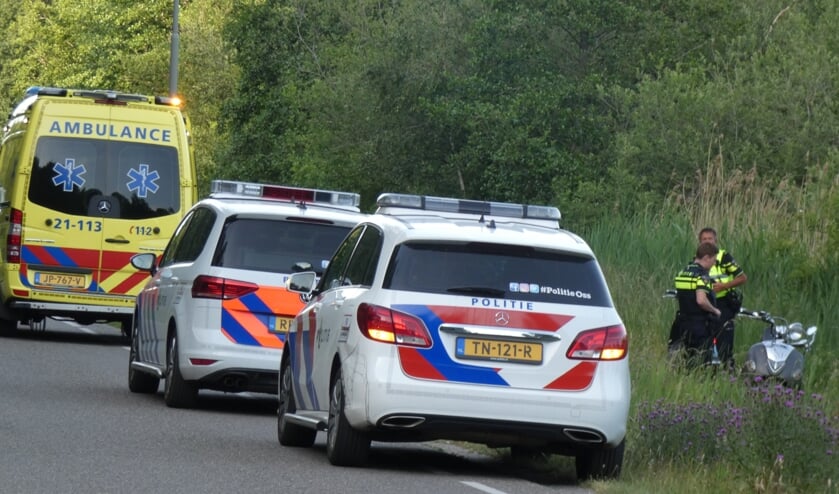 Politie op de Macharenseweg. Foto Thomas