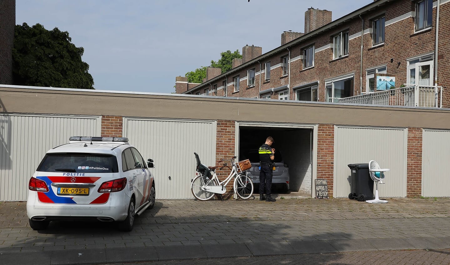 Politieonderzoek bij woning en garagebox Singel 1940-1945. (Foto: Gabor Heeres, Foto Mallo)