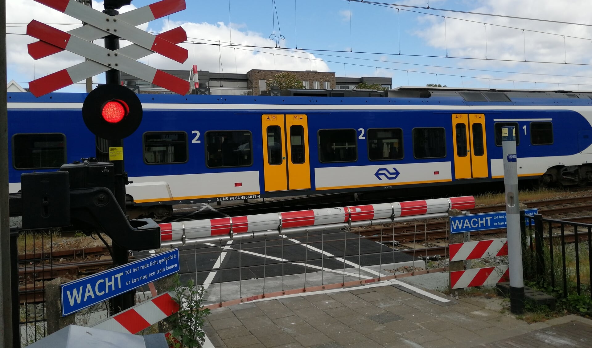 Een trein bij het station in Oss.