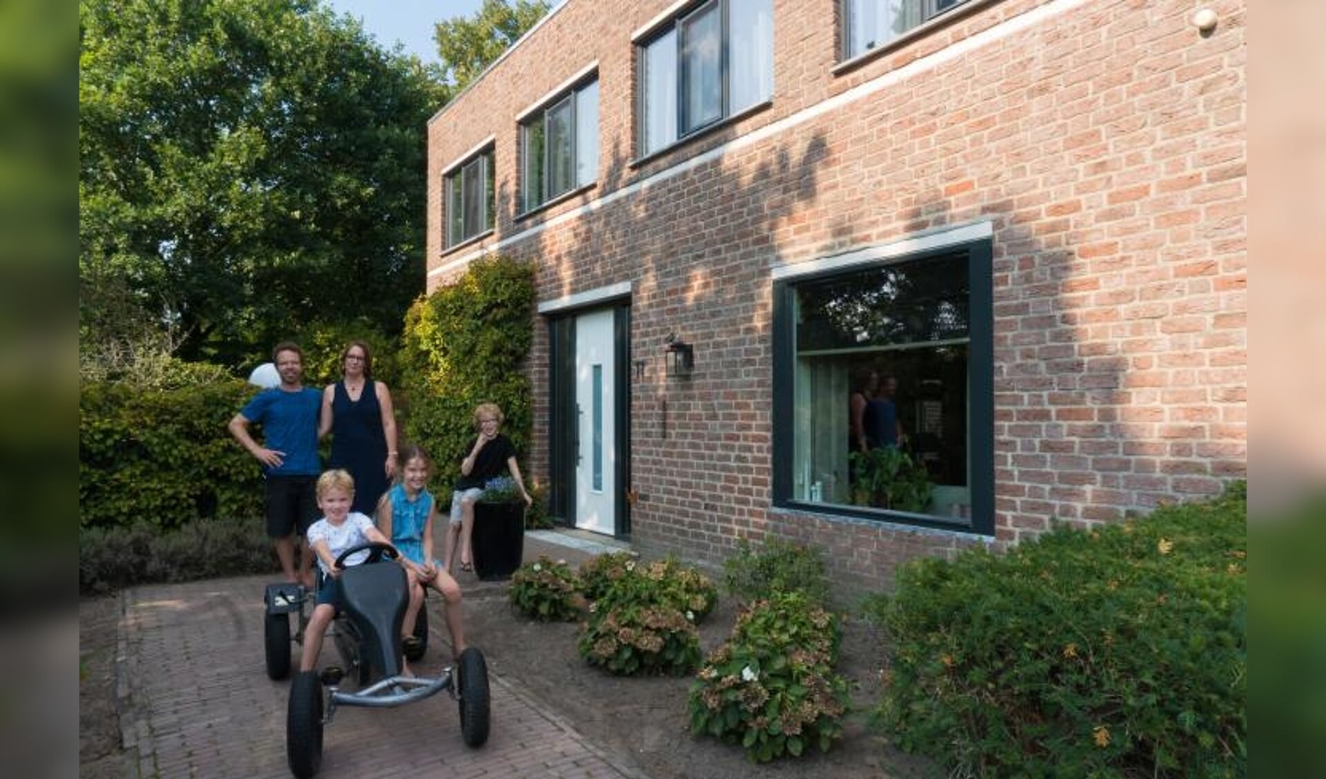 Stefan van der Velden en zijn gezin bij de woning.