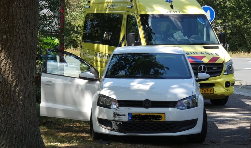 Auto en scooter botsen op Osse kruising. (Foto: Thomas)