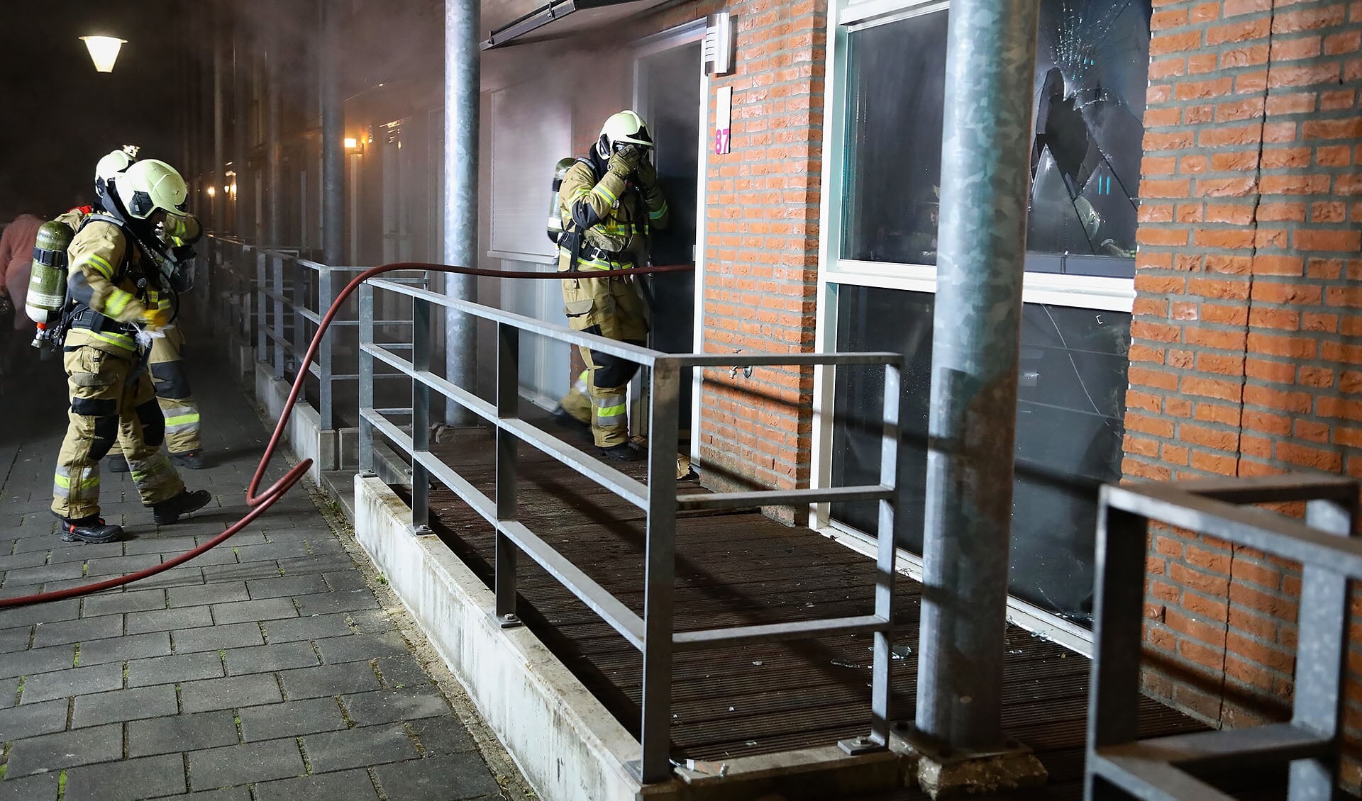 Brandweer in de Slotgracht. (Foto: Gabor Heeres, Foto Mallo)
