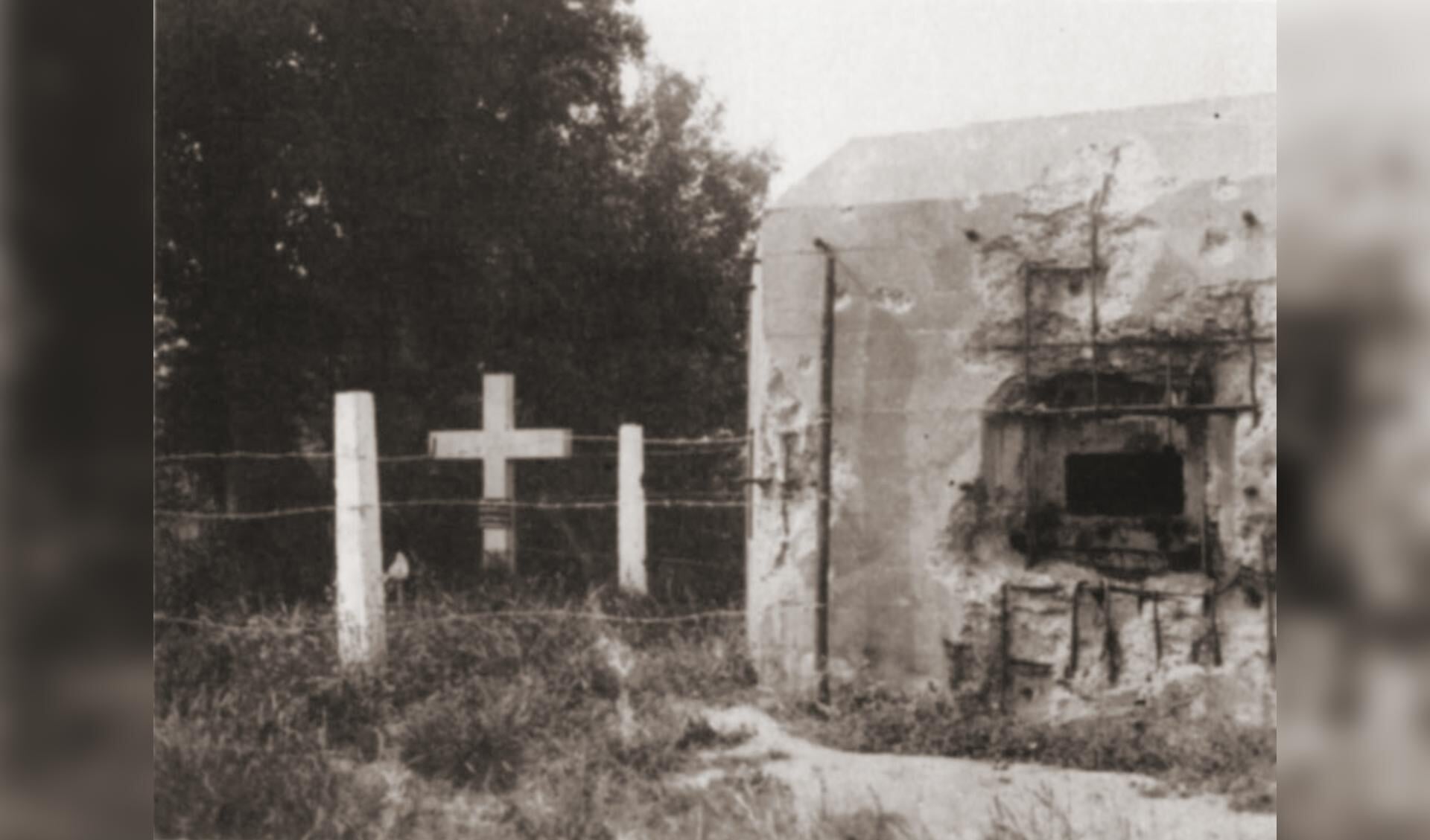 Eerste dodenherdenking in mei 1941 bij de kazemat aan de Maas bij Sambeek, waar drie militairen sneuvelden. 