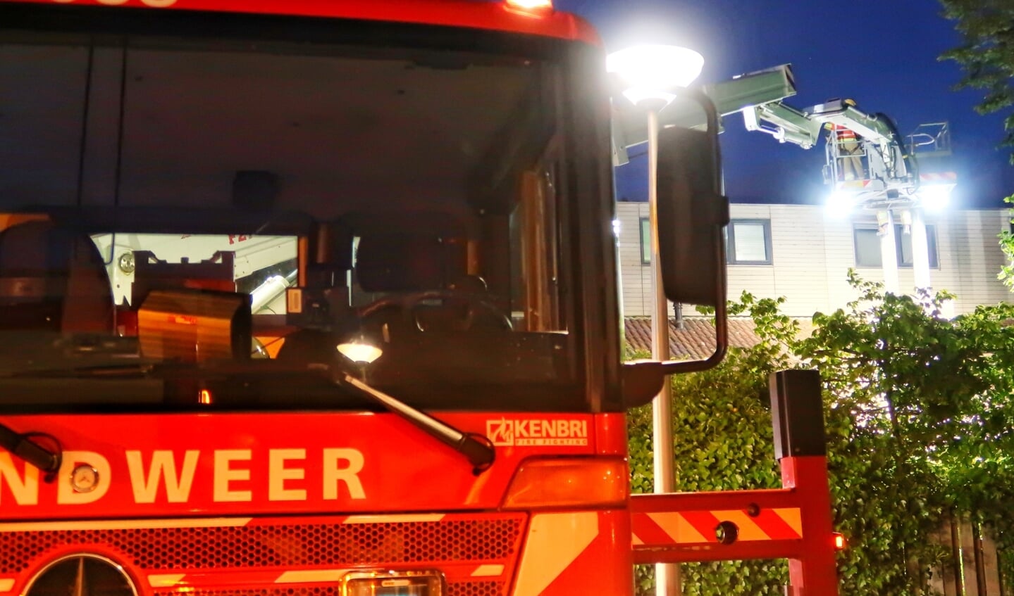 Brandweer opgeroepen voor schoorsteenbrand in Kasteleinstraat. (Foto Gabor Heeres, Foto Mallo)