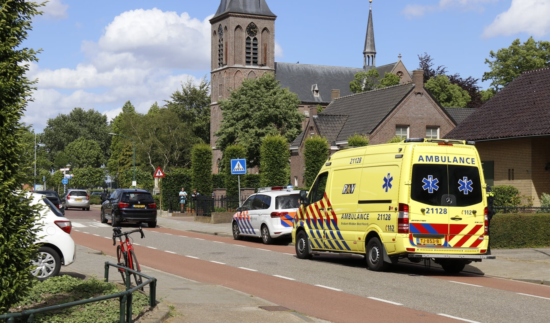 De wielrenner is per ambulance met onbekende verwondingen meegenomen naar het ziekenhuis.