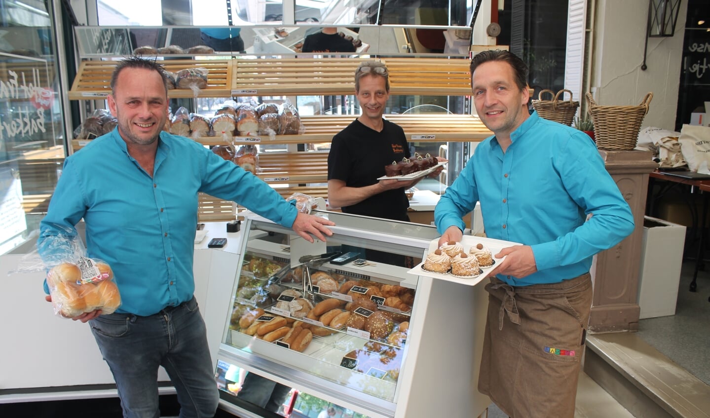 Bart Lamers en Melvin Snellen van de bakkers Lamers met in het midden Kees Baak.