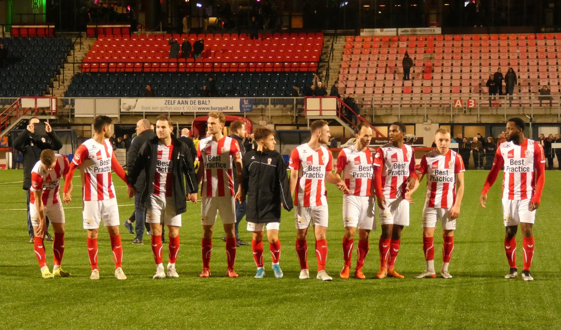 Dean van der Sluijs in het midden met jas aan tussen zijn ploeggenoten van TOP Oss. (Foto: Thomas) 