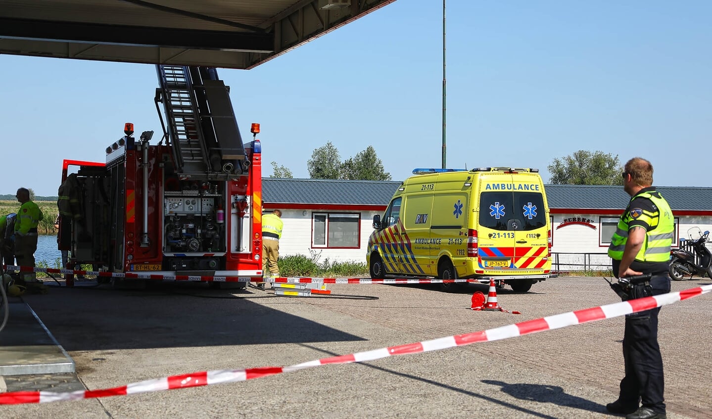 Hulpdiensten na explosie in Lithoijen. (Foto: Gabor Heeres, Foto Mallo)