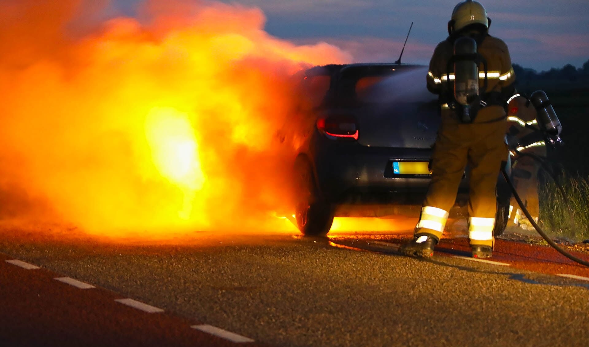 Auto vliegt tijdens het rijden in brand. (Foto: Gabor Heeres, Foto Mallo)