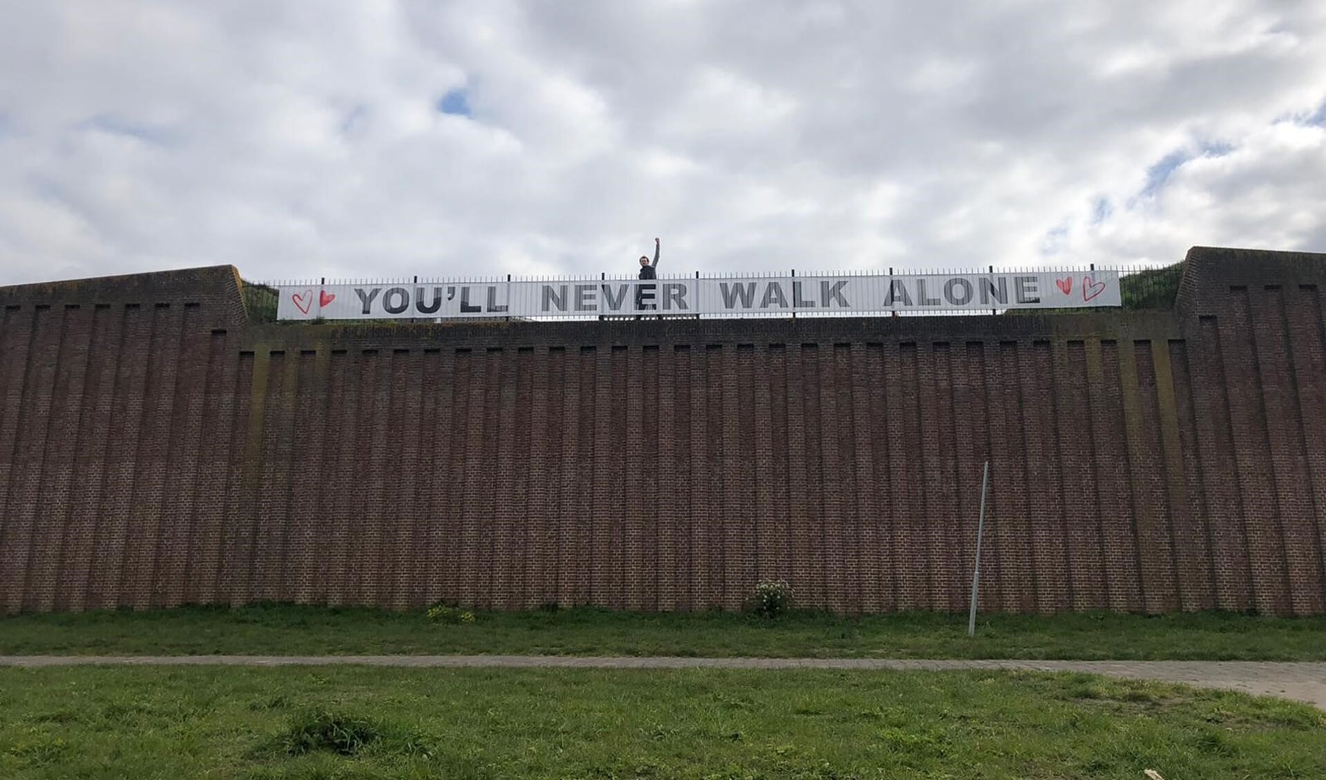 ‘You’ll never walk alone’ staat op het twintigmeter lange spandoek dat hangt bij de ingang van de Citadel in ’s-Hertogenbosch.