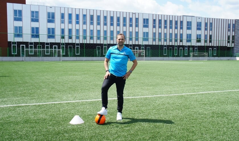 Remco Arts op een kunstgrasveld van de Talentencampus.