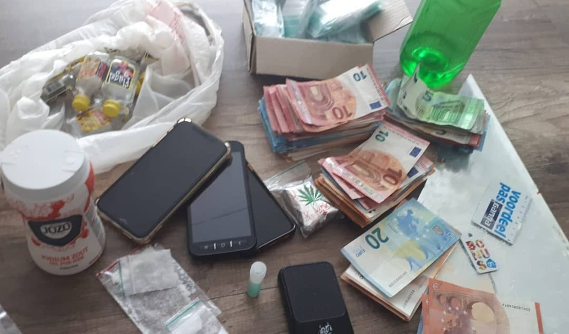 Drugs en geld in woning Spoorlaan. (Foto: Wijkagenten Schadewijk)