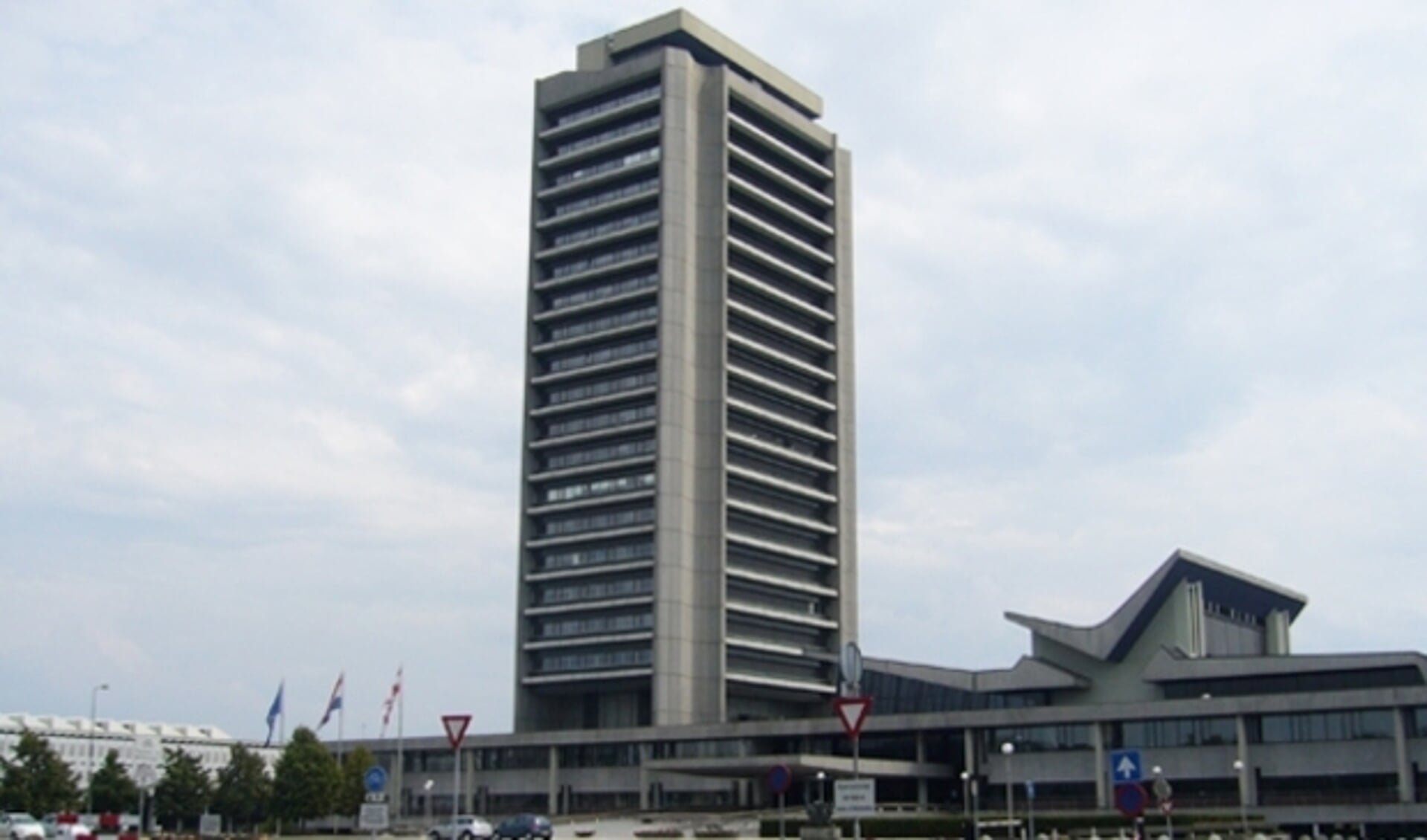 Het provinciehuis is het laatste werk van de architect Huig Maaskant die onder andere de Euromast en het Groothandelscentrum in Rotterdam tot zijn scheppingen mag rekenen. 