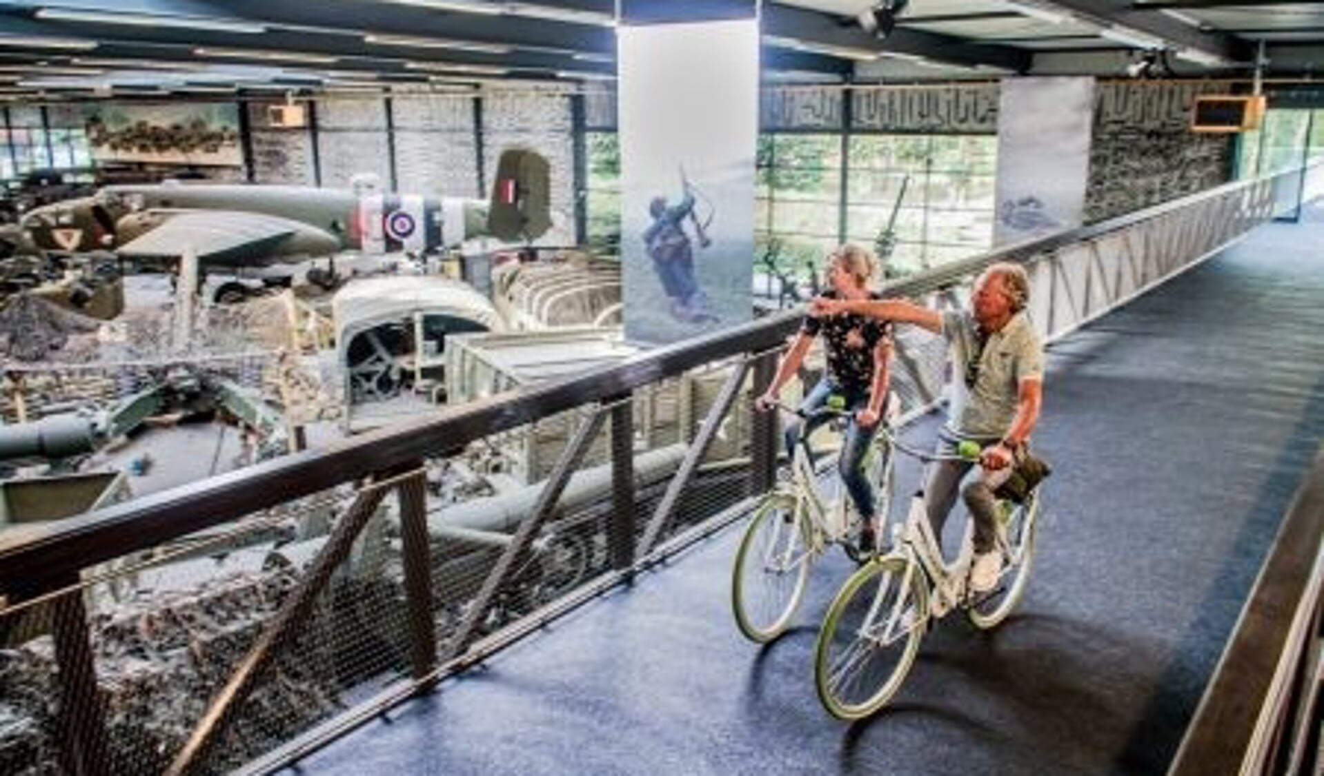 De nieuwe fietsbrug loopt dwars door het museum (foto: Oorlogsmuseum Overloon)