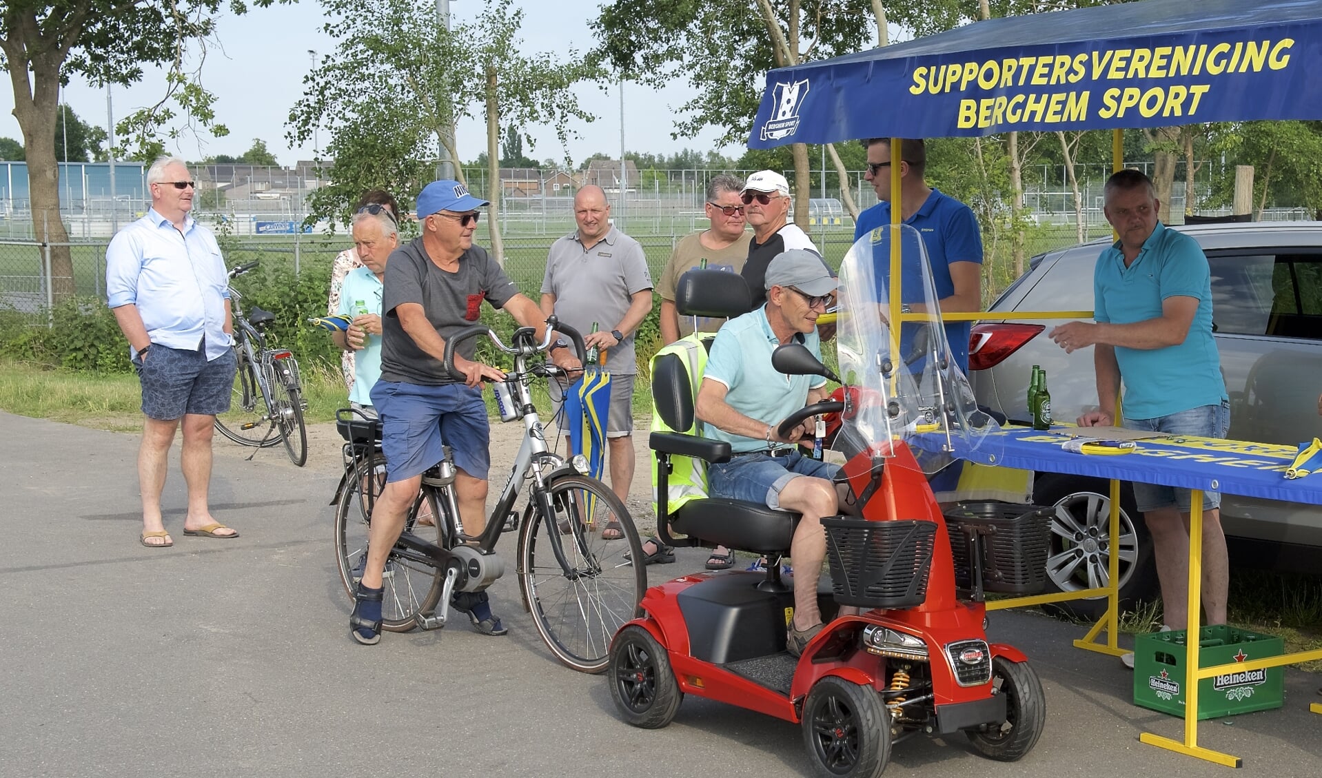 'Drive-thru bedanksessie' voor vrijwilligers Berghem Sport. (Foto: Ad Megens)
