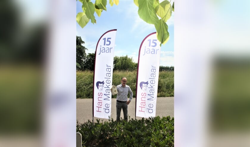 Hans de Makelaar bestaat 15 jaar. Daarom krijg iedereen die met Hans een woning koopt zo'n leuk vogelhuisje.