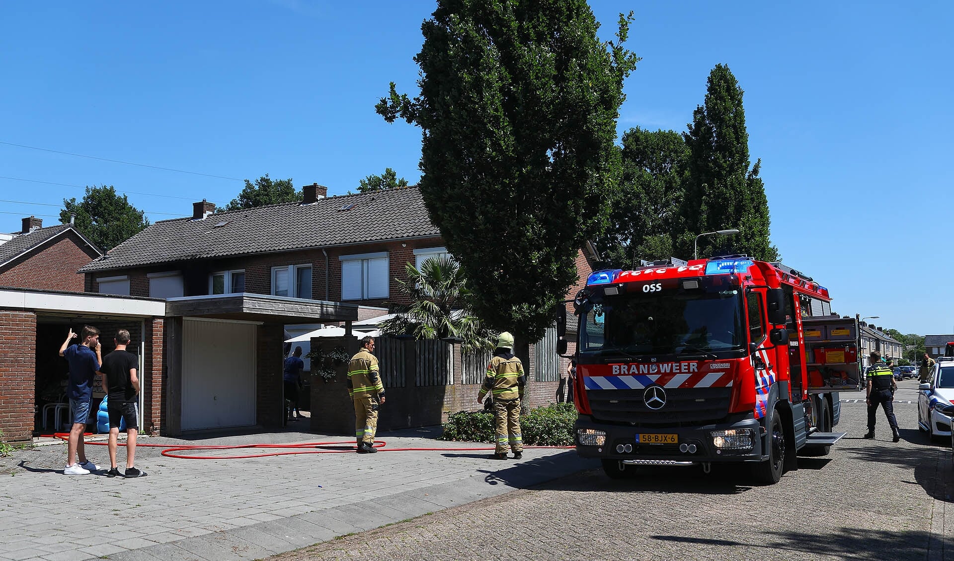 Brandweer opgeroepen voor woningbrand Oude Litherweg. (Foto: Gabor Heeres, Foto Mallo)