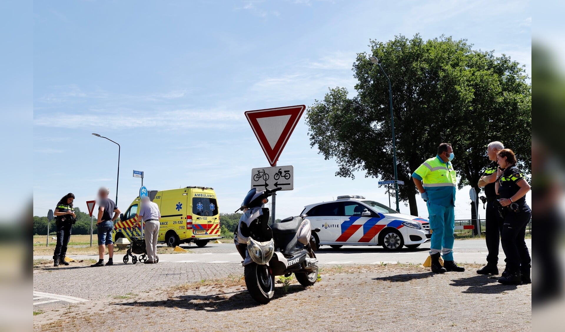 Op de Beerseweg in Mill heeft eerder deze middag een aanrijding plaatsgevonden tussen een auto en een scooter.