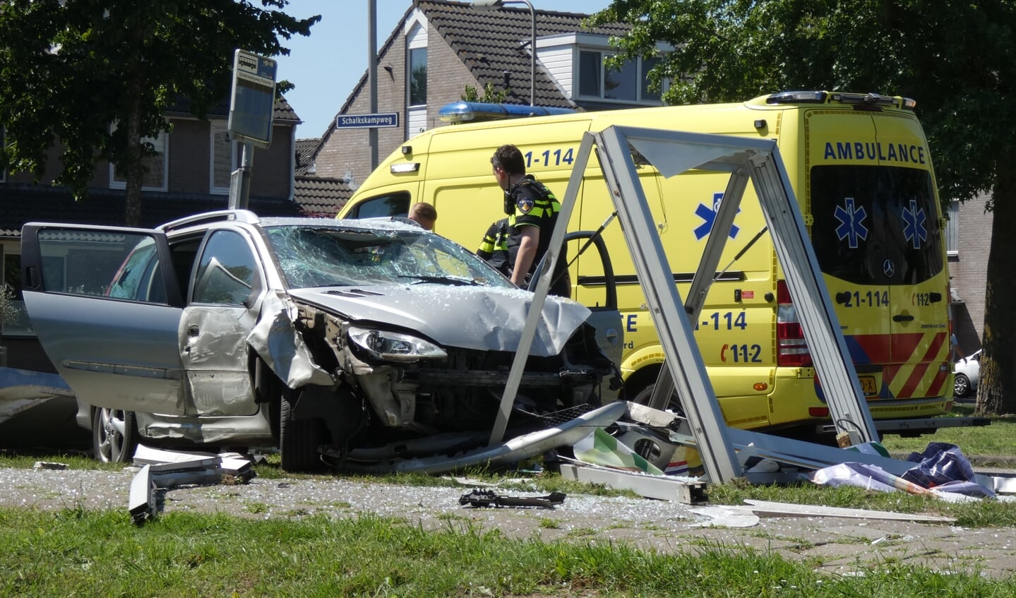 Auto rijdt tegen bushokje op Schalkskampweg, bestuurder gewond. (Foto: Thomas)