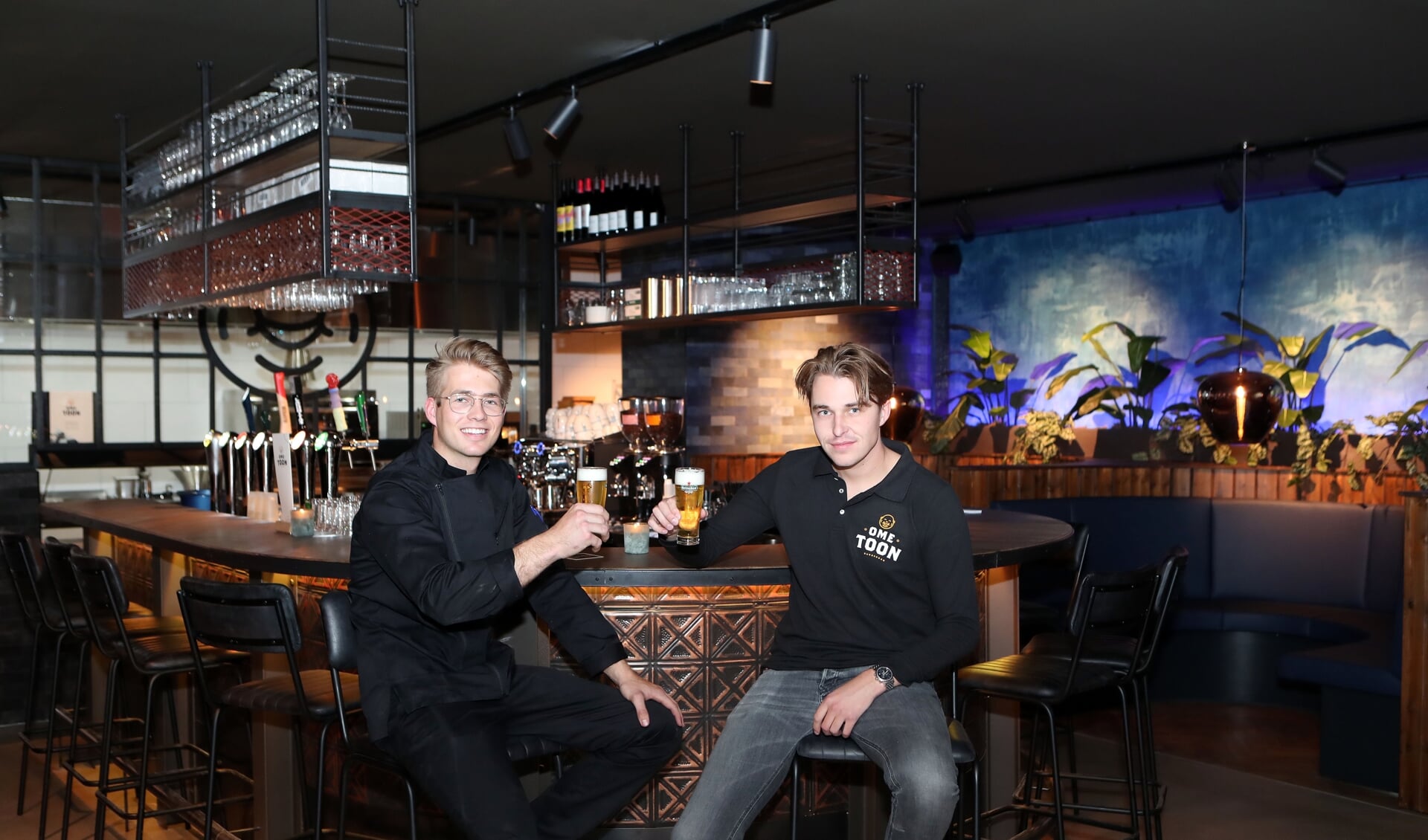 Martijn van Loon en Maurits ter Horst van Burgerbar Ome Toon. (Foto: Hans van der Poel)