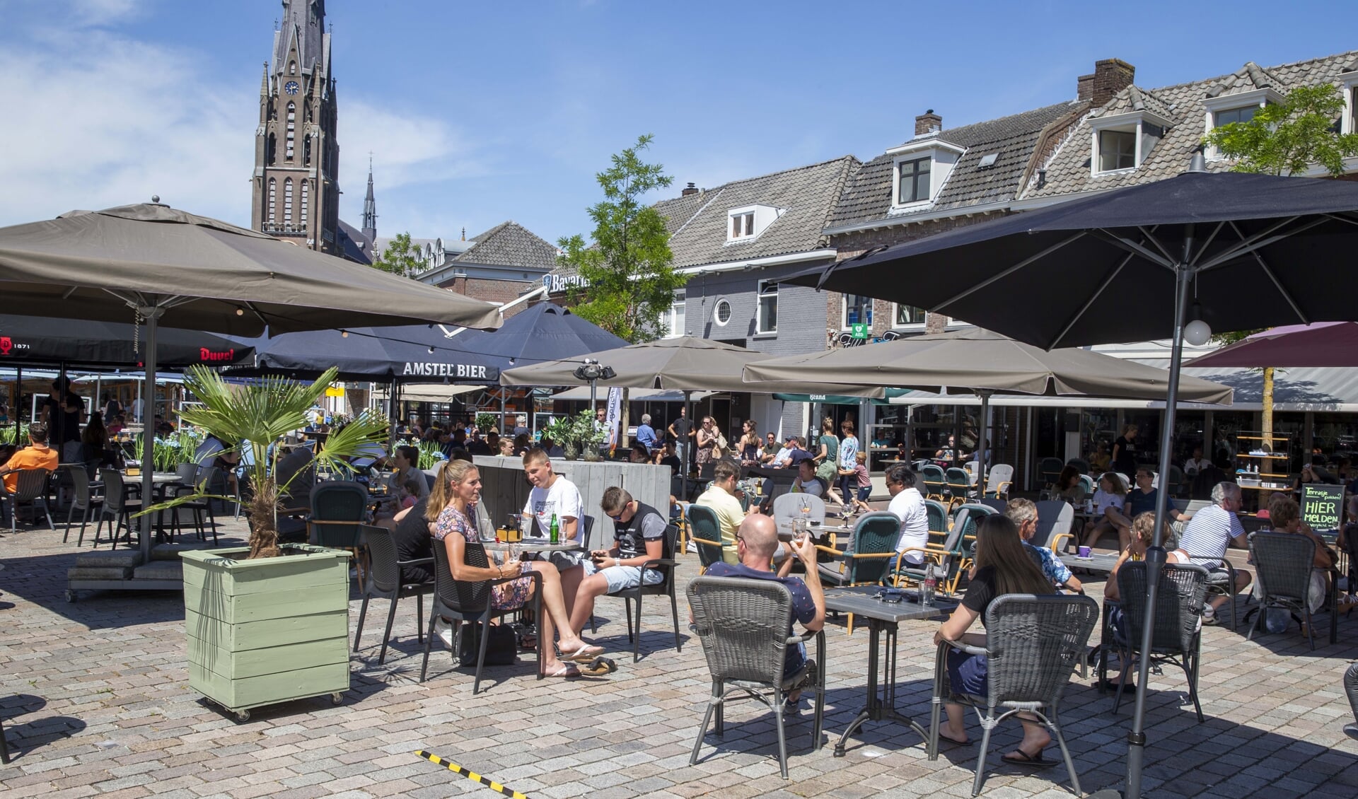 De terrassen op de Markt in Veghel zaten de afgelopen weekenden vaak helemaal vol. 
