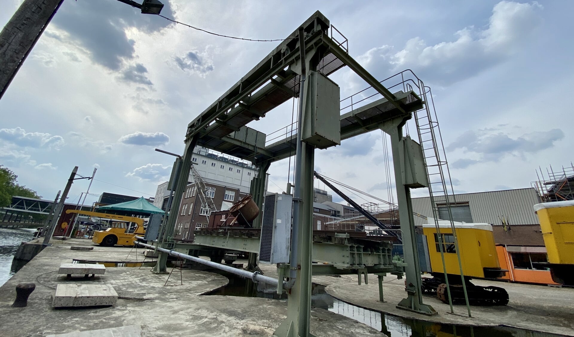De demontage, opslag en montage van de spoorbrug wordt in overleg met SIEMei uitgevoerd.